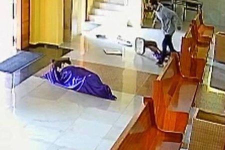 Homem invade igreja e quebra imagens; câmeras de segurança registram toda a ação