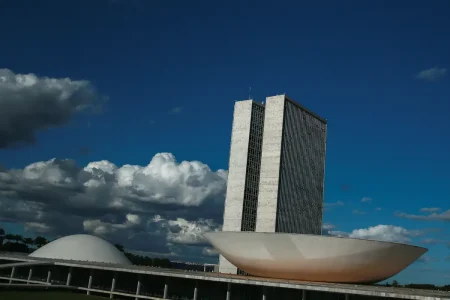 Comissão da Câmara aprova isenção de IR para quem ganha até R$ 5 mil Comissão da Câmara aprova isenção de IR para quem ganha até R$ 5 mil