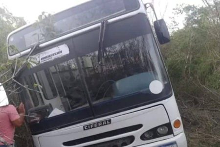 Ônibus cai de ponte e deixa dois mortos em Sergipe