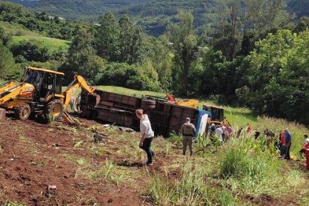 Ônibus cai em ribanceira e deixa 7 mortos na rodovia RSC-453, no Rio Grande do Sul Ônibus cai em ribanceira e deixa 7 mortos na rodovia RSC-453, no Rio Grande do Sul