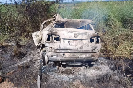 Carro pega fogo após batida e quatro pessoas morrem na Bahia Carro pega fogo após batida e quatro pessoas morrem na Bahia
