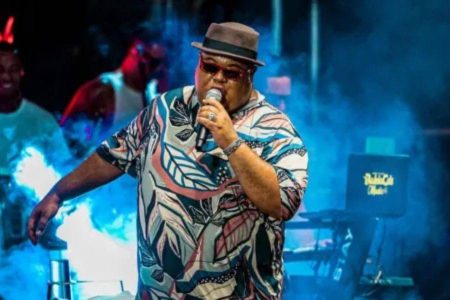 Cantor interrompe show na Bahia após casal simular cenas obscenas no meio do público