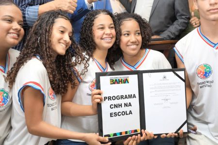 Bahia lança programas de CNH gratuita para estudantes da rede pública e beneficiários do CadÚnico