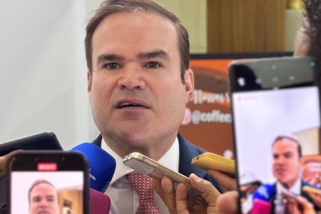 “Não devem ser tolerados numa democracia”, diz Cacá Leão sobre invasão à Câmara de Salvador “Não devem ser tolerados numa democracia”, diz Cacá Leão sobre invasão à Câmara de Salvador