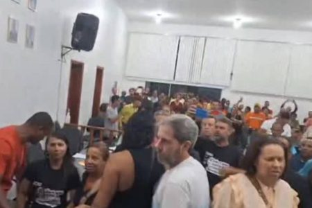 Servidores invadem Câmara de Itambé e suspende votação de PL