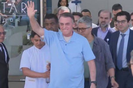 Bolsonaro deixa hospital após 3 semanas internado e segue recuperação em casa