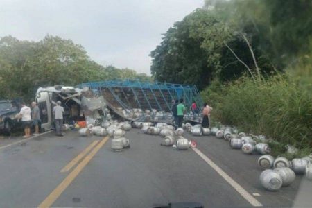 Colisão com caminhão carregado de gás paralisa BR-101 e deixa mortos no sul da Bahia Colisão com caminhão carregado de gás paralisa BR-101 e deixa mortos no sul da Bahia