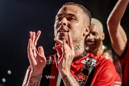 Vitória anuncia saída de Thiaguinho após rescisão amigável