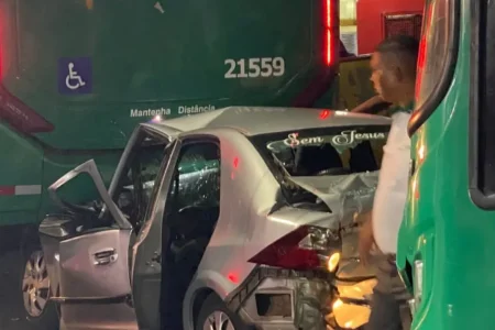 Acidente entre ônibus e carro deixa veículo destruído no Arenoso, em Salvador Acidente entre ônibus e carro deixa veículo destruído no Arenoso, em Salvador