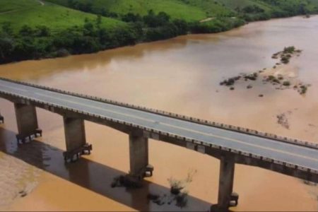 Ponte no Extremo Sul da Bahia é interditada na BR-101 para avaliação estrutural