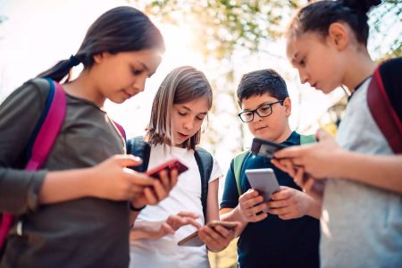 “Monitoramento é a palavra da vez”, afirma psicóloga sobre a era digital para crianças e adolescentes