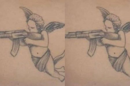 Anjos da Morte: Marca de facção que domina Caraíva é tatuagem de um anjo segurando um fuzil Anjos da Morte: Marca de facção que domina Caraíva é tatuagem de um anjo segurando um fuzil