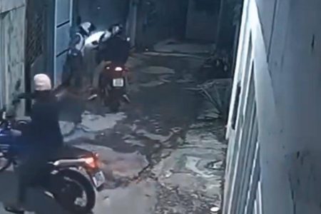 Homem tem moto roubada na porta de casa em Salvador