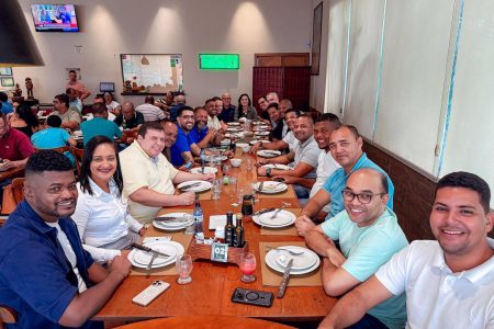 Débora Regis promove almoço com vereadores da base aliada e reforça parceria com a Câmara