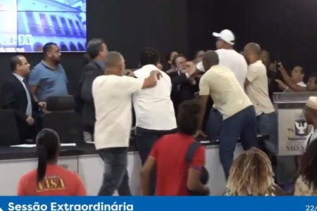 Vereadores são agredidos por manifestantes na Câmara Municipal de Salvador Vereadores são agredidos por manifestantes na Câmara Municipal de Salvador