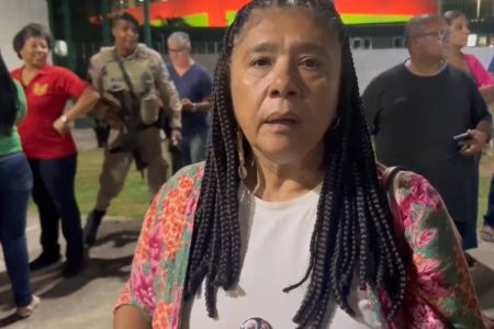 Manifestante se apresenta à polícia acompanhado por irmã do governador Jerônimo