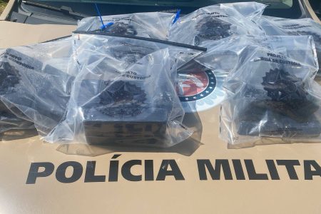 Polícia Militar apreende arma, carregadores, munições e drogas em Salvador