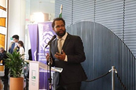 Deputado pastor assume frente contra desigualdade no lugar de Boulos, que deve ir para ministério Deputado pastor assume frente contra desigualdade no lugar de Boulos, que deve ir para ministério