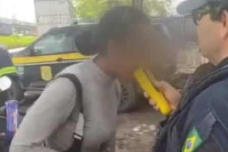 Mulher tenta morder bafômetro durante abordagem em Salvador