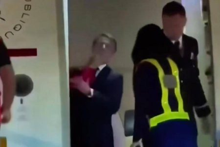 Primeira-dama da França atinge o rosto de Macron ao desembarcar no Vietnã