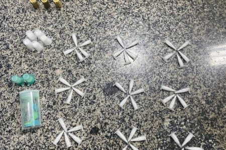 PM apreende drogas e munições após confronto com suspeitos em Simões Filho