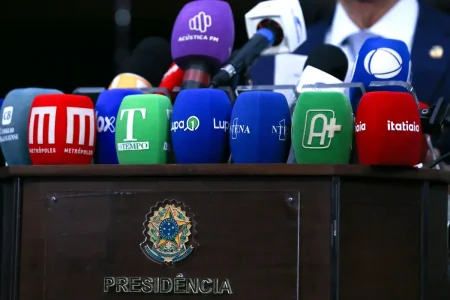 Violência contra jornalistas cai em 2024, mas ainda preocupa, aponta Fenaj