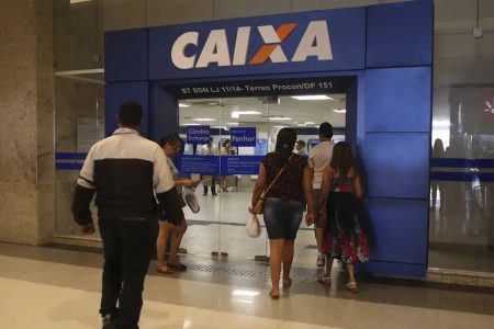 Funcionários da Caixa rejeitam nova proposta e decidem manter greve nesta terça-feira