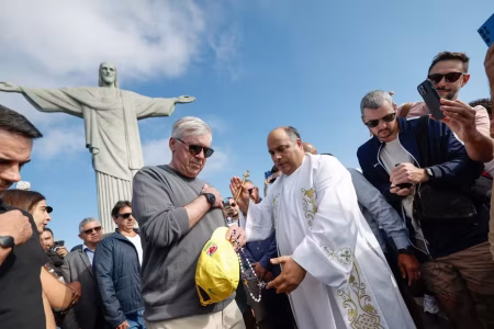 Carlo Ancelotti visita Cristo Redentor e recebe bênção
