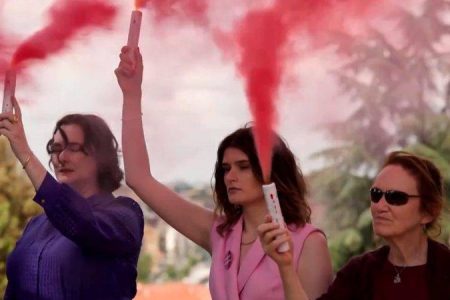 Ativistas usam fumaça rosa para protestar contra ausência de mulheres no Conclave