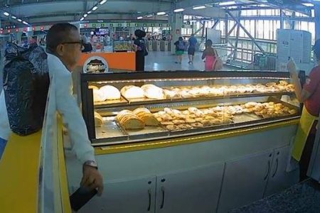 Homem furta celular de funcionária de quiosque em estação do metrô
