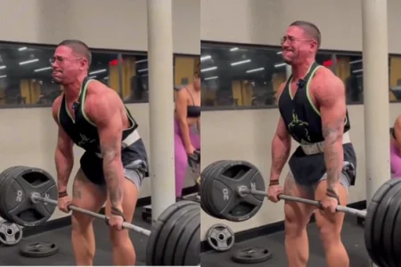 Homem sangra pelo rosto ao levantar cerca de 220 kg na academia