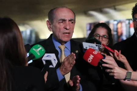 CCJ do Senado aprova fim da reeleição para cargos do Executivo CCJ do Senado aprova fim da reeleição para cargos do Executivo