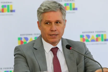 MST cobra demissão de ministro Paulo Teixeira e diz que ele “passou do limite”
