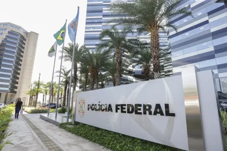 Bolsonaro transferiu R$ 2 milhões para Michelle, apontam investigações Bolsonaro transferiu R$ 2 milhões para Michelle, apontam investigações