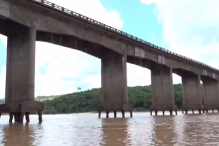 Moradores de Itapebi furam bloqueio do DNIT e cruzam ponte interditada sobre o rio Jequitinhonha Moradores de Itapebi furam bloqueio do DNIT e cruzam ponte interditada sobre o rio Jequitinhonha
