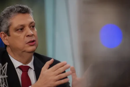 Ministro se reúne com organizadores de plebiscito sobre fim da escala 6×1