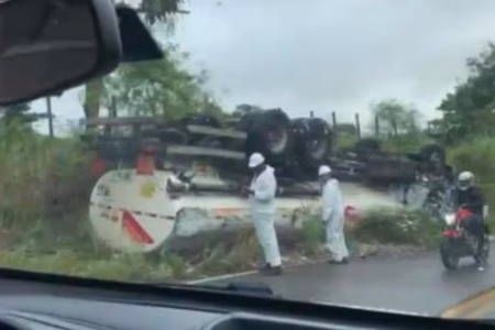 Motorista fica ferido após caminhão-tanque carregado de combustível capotar na Bahia