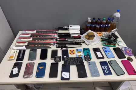 Homem é preso ao tentar entrar com 24 celulares e uma arma no presídio em Salvador