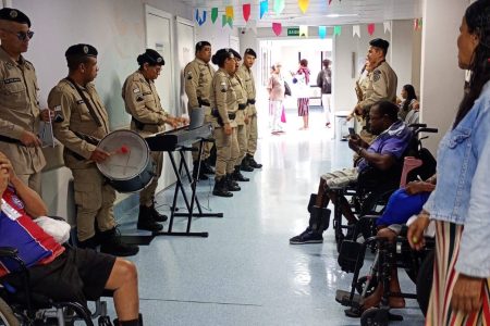 Hospital Ana Nery recebe apresentação de coral da Polícia Militar