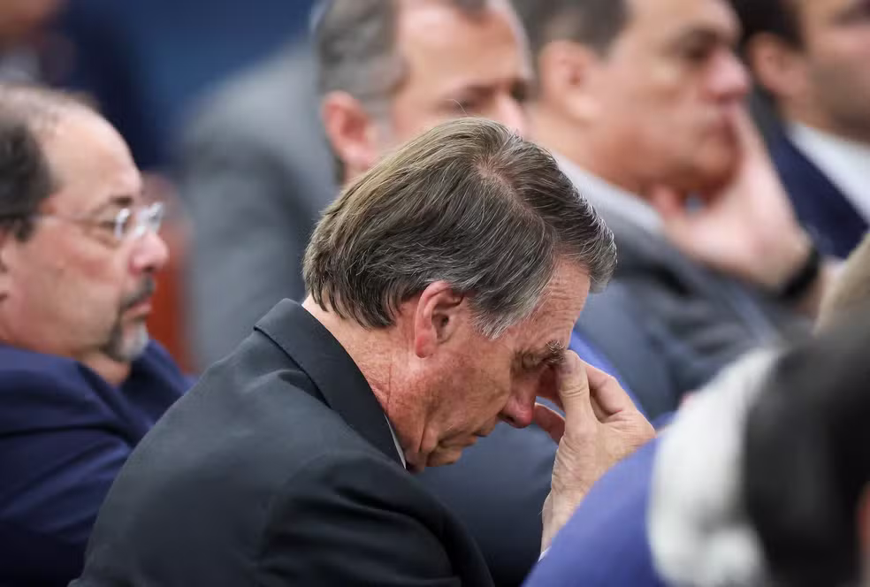 Defesa de Bolsonaro responde a Moraes e pede revisão de prisão domiciliar Defesa de Bolsonaro responde a Moraes e pede revisão de prisão domiciliar