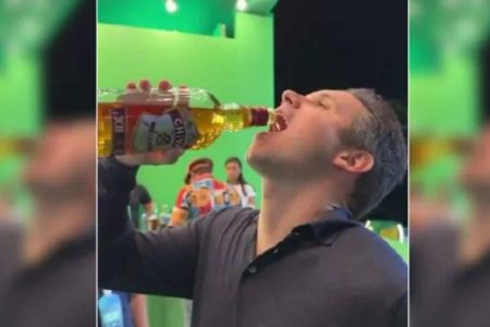 Presidente da Câmara dos Deputados é flagrado bebendo uísque bancado pelo governo