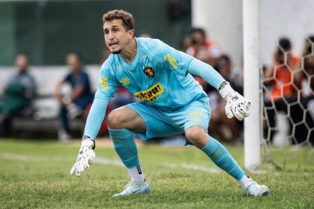 ‘Troca-troca’: Vitória encaminha acerto com goleiro do Sport após saída de Gabriel Vasconcellos