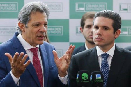 Governo discute alternativas ao aumento do IOF com líderes partidários