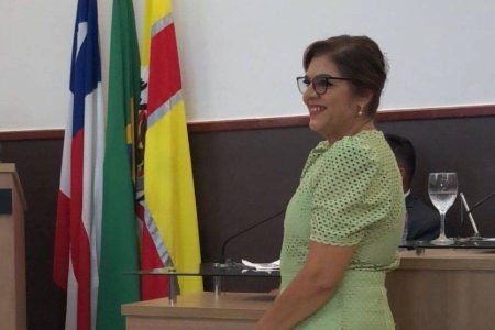 Prefeita toma posse em Ruy Barbosa com ausência da maioria dos vereadores