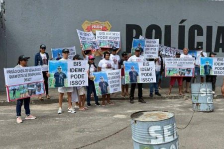 Grupo realiza manifestação por soltura de Nanan Premiações em frente ao Complexo de Mata Escura, em Salvador