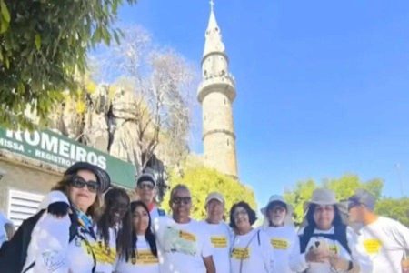 Grupo de idosos inicia peregrinação de 420 km entre Vitória da Conquista e Bom Jesus da Lapa, no interior da Bahia Grupo de idosos inicia peregrinação de 420 km entre Vitória da Conquista e Bom Jesus da Lapa, no interior da Bahia