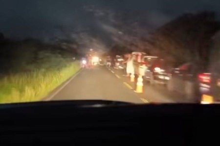 Acidente entre moto e carro deixa mãe e filha mortas e criança gravemente ferida na BA-130
