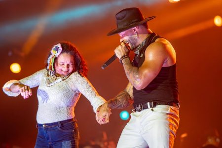 Com participação de fã, Tony Salles comanda noite animada no Parque de Exposições