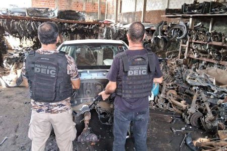 Homem é preso durante desmanche de carro roubado no Lobato