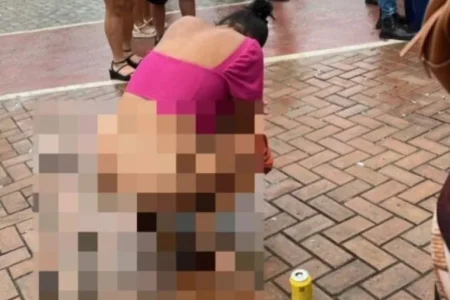 Mulher urina em frente ao palco durante show em festa de Itororó e gera polêmica nas redes